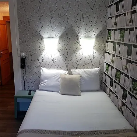 Savoy & Restaurant מלון 2*